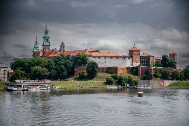 Wawel Kraliyet Kalesi, Polonya 'nın Krakow kentindeki Vistula Nehri' nin üzerinde bulunan tarihi bir anıt.