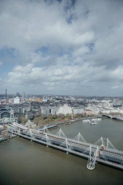 Londra Gözü 'nden yakalanan bu hava fotoğrafında Thames Nehri boyunca uzanan Hungerford Köprüsü ve Altın Jübile Köprüleri yer alıyor.