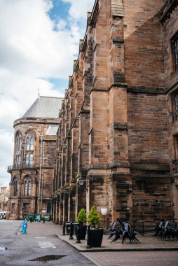 Glasgows Üniversitesi ana binasının heybetli Gotik mimarisi onun karmaşık taş cephesini ve yüksek kulelerini vurguluyor.