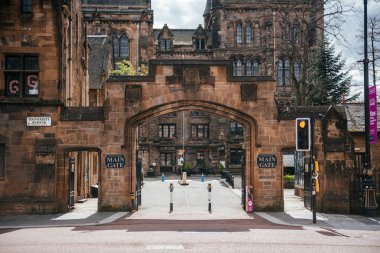 Glasgow Üniversitesi 'nin kendine özgü Gotik mimarisi ile ana girişi.