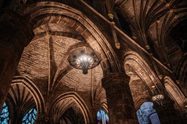 Karmaşık Gotik kemerler ve Edinburgh 'daki Aziz Giles Katedrali' nin detaylı iç mekanı, naf ve vitray manzaralı.