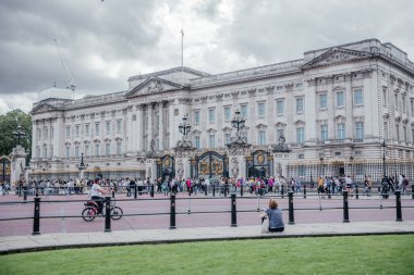 14 Temmuz 2024. Bulutlu bir günde Londra 'daki Buckingham Sarayı' nın kapısında toplanan turist kalabalığı büyük simgelerin görüntülerini yakaladılar.