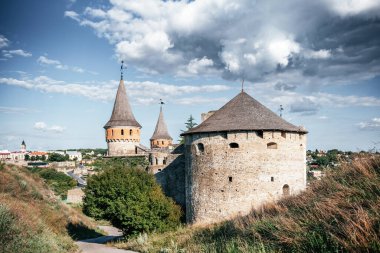 Ukrayna 'daki tarihi Kamianets-Podilskyi Kalesi' nin mavi gökyüzü altındaki ikonik kuleleri, ortaçağ mimarisi, tarihi ve seyahat noktalarını resmetmek için mükemmel bir manzarası.