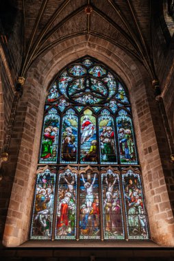 Edinburgh 'daki St. Giles Katedrali' nin güzel vitraylı penceresinin detaylı bir görüntüsü, karmaşık dini sanat eserlerini gözler önüne seriyor.