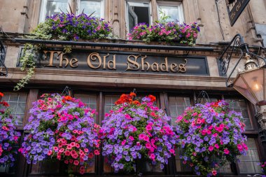 Londra 'daki Old Shades Pub' ı renkli çiçek sepetleriyle bezenmiş. Tarihi cephesine cazibe katıyor.