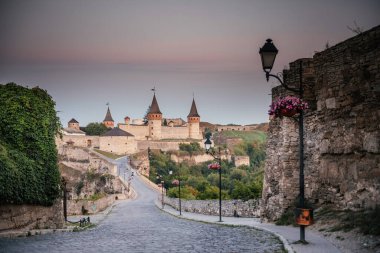 Kasabaya ve manzaraya bakan ortaçağ kuleleri ile Kamyanet-Podilskyi Kalesi, alacakaranlıkta ele geçirildi.