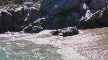 Sicilya, Mondello yakınlarındaki Capo Gallo 'daki kayalık sahil şeridine çarpan dalgaların yakın görüntüsü.