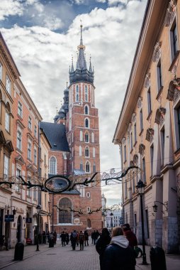 Krakow Eski Kasabası 'nda tarihi mimariyle çevrili ikonik St. Mary Bazilikası' nın yer aldığı canlı bir cadde.