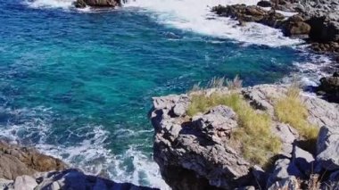 Sicilya, Palermo yakınlarındaki Capo Gallo Doğa Rezervi 'nin kayalık kıyı şeridi ve turkuaz sularının nefes kesici manzarası Akdeniz' in güzelliğini gözler önüne seriyor.