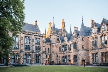 Glasgow Üniversitesi 'nde Gotik tarzı avlu ve tarihi taş binalar, eğitim, mimarlık ve kültür mirasını resmetmek için ideal.