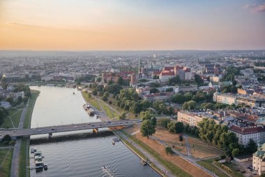 Krakow 'da Akşam Parlaması: Vistula' ya Bakan Wawel Şatosu,