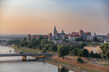 Krakow Wawel Şatosu ve Vistula Nehri üzerinde altın saat, gün batımında Krakow 'un nefes kesici hava manzarası, ikonik Wawel Kraliyet Kalesi, Polands ulusal mirasının bir sembolü.