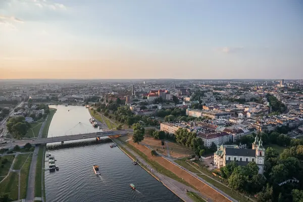 Krakow 'da Akşam Parlaması: Vistula' ya Bakan Wawel Şatosu,
