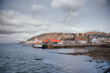 İskoç kıyısı boyunca Oban feribot terminali ve liman binalarının manzarası, seyahat, ulaşım ve kentsel turizm temaları için ideal