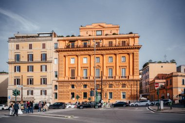 Roma, İtalya 'da tarihi bir binanın sokak manzarası, klasik mimari, sütun ve yayaların yoğun bir şehir kavşağından geçişi, turizm ve Avrupa şehir temaları için ideal