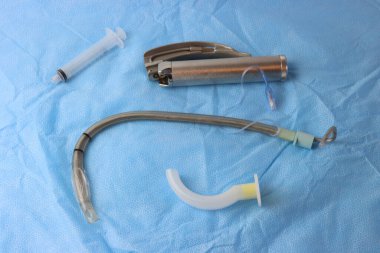 Cerrahi bir yüzey üzerinde hava yolu yönetimi için tıbbi malzemeler. Endotrakeal tüp, stilet, laringoskop, Orofarengeal solunum yolu ve şırınga.