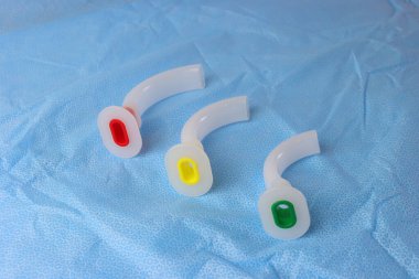 Cerrahi alanın üzerinde Orofariyal hava yolu farklı boyutlarda.