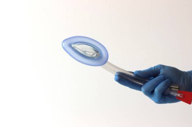 Gırtlak maskesi solunum yolu (LMA) eldiven takan bir sağlık uzmanının elinde