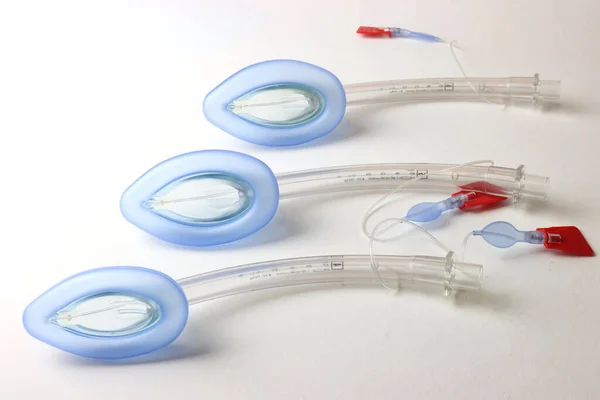 Beyaz arka planda laringeal maske solunum yolu (LMA). Gırtlak maskesinin farklı boyutlarda ağaç sıralanması