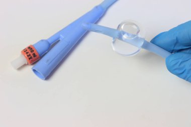 Eldivenli mavi tıbbi sonda.