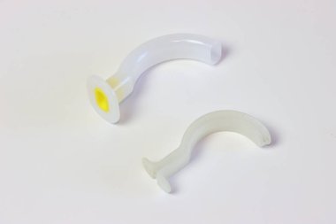 Masada iki plastik tıbbi hava yolu cihazı var.