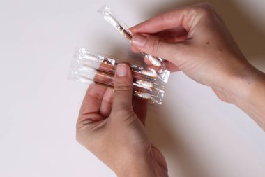 Eller ambalajlı akupunktur iğnelerini tutuyor.