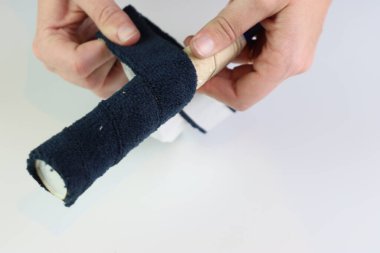 Eller karton tüpe siyah kumaş sarıyorlar.