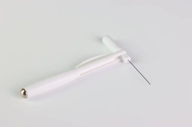 Beyaz arkaplanda beyaz akupunktur kalemi