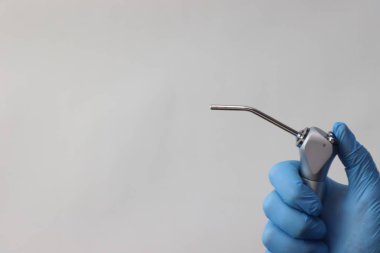 Eldivenli, hava şırıngası tutan.