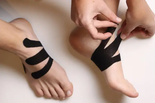 Siyah kineziyoloji bandı uygulanıyor