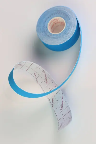 Mavi kineziyoloji bandı beyaz yüzeyde açılıyor