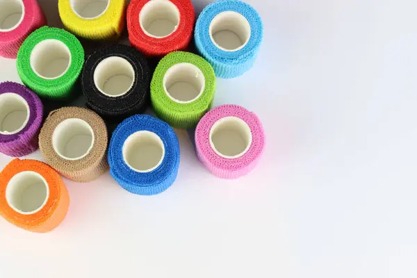 Beyaz yüzeyde düzenlenmiş renkli yapışkan bantlar
