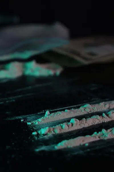 Koyu yüzeyde beyaz toz çizgileri