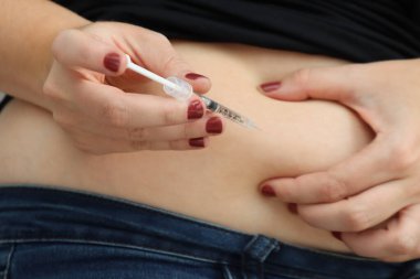 Karın bölgesine insülin enjekte ediliyor.