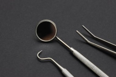 Siyah yüzeyde diş araçları