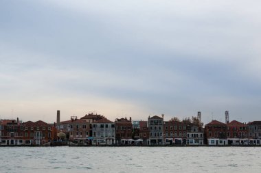 Sıraya dizilmiş Venedik evleri. Venedik, İtalya 'nın en küçük manzarası. Fondamenta Zattere 'den görüntü