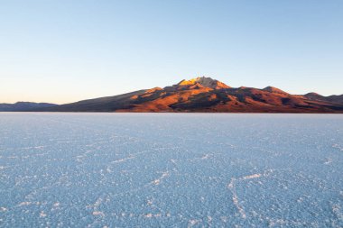 Salar de Uyuni, Bolivya. Dünyadaki en büyük tuz düzlüğü. Bolivya manzarası. Cerro Tunupa görünümü