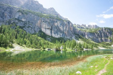 Federa alp gölü manzarası, İtalyan dolomitleri panoraması. Dağ Gölü manzarası