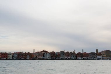 Sıraya dizilmiş Venedik evleri. Venedik, İtalya 'nın en küçük manzarası. Fondamenta Zattere 'den görüntü