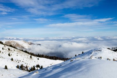 Alplerden gelen karlı kış manzarası. Grappa Dağı kış görünümü