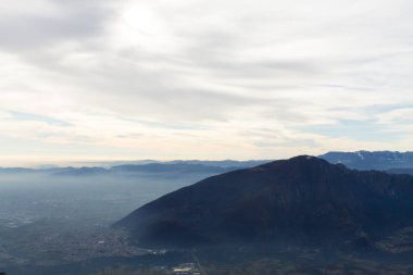 Sisli düzlüklerde bulutlu bir gökyüzü. Gökyüzü arkaplanı