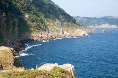 Cape Santa Catalina uçurumları manzarası, İspanya. Bisküvi Körfezi. İspanyol manzarası
