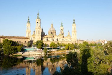 Saragossa şehri gündüz manzarası, İspanya. Sütunun Hanımı Zaragoza 'nın Katedral Bazilikası