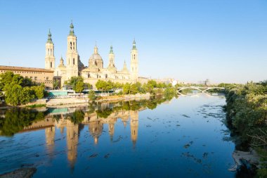 Saragossa şehri gündüz manzarası, İspanya. Sütunun Hanımı Zaragoza 'nın Katedral Bazilikası