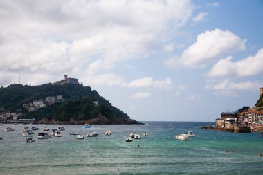 San Sebastian plajı yaz manzarası. Bask özerk topluluğu, İspanya.