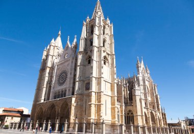 Leon Katedrali ön cephe manzarası, İspanyol simgesi. Gotik mimari