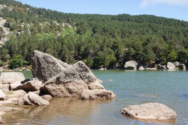 Kastilya ve Leon bölgesinde Kara Göl, İspanya. Göl manzarası. Laguna Negra
