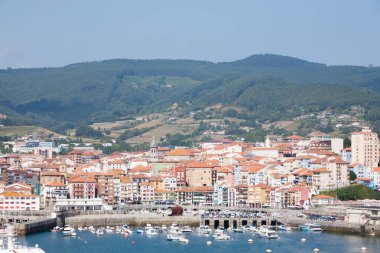 Bermeo limanı ve yerleşim manzarası, İspanya. İspanyol manzarası