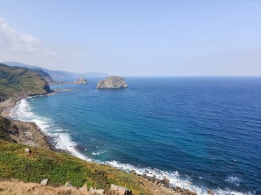 Biscay eyaleti kıyı şeridi yaz manzarası, İspanya. İspanyol deniz manzarası