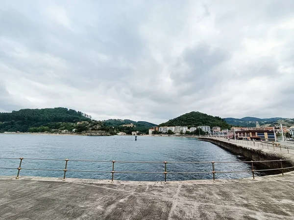 从码头看Lekeitio镇 西班牙巴斯克自治区 — 图库照片